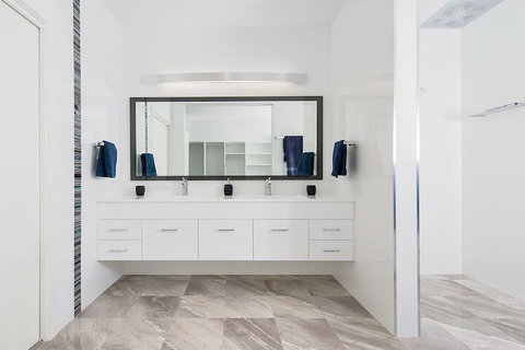 Hilltop Hideaway Breathtaking Views Moments To Beach! - Holiday Find 4