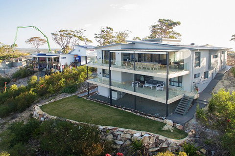 Hilltop Hideaway Breathtaking Views Moments To Beach! - Holiday Find 1