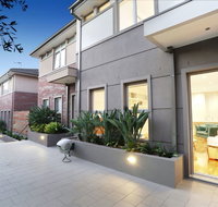 Kew Luxurious Townhouse
