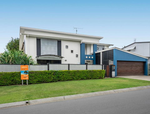 Campbell St. 11 Moffat Beach - Holiday Find 1