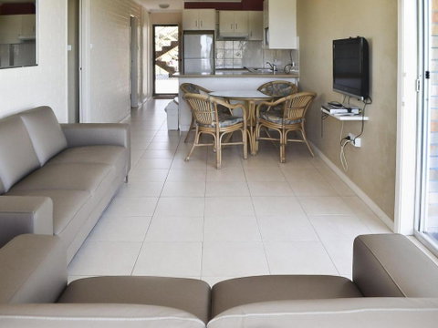 Fairholme 5 Opposite Lake - Holiday Find 4