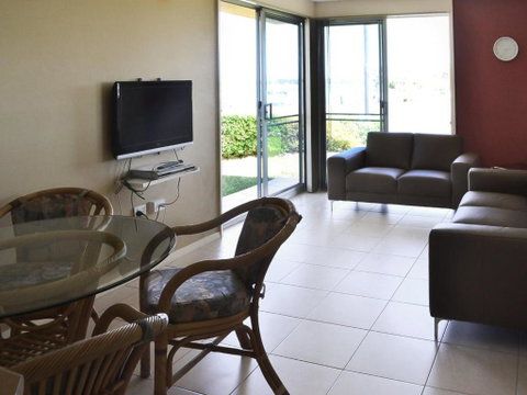 Fairholme 5 Opposite Lake - Holiday Find 6