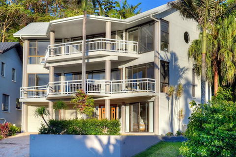 BEACHSIDE MANOR Walk To The Beach - Holiday Find 4