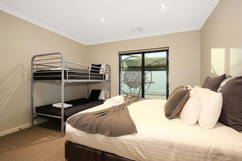 Lang Street Luxury Retreat Mulwala - Holiday Find 6