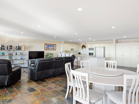 Nelson Bay CBD Apartment No.41 Nelson Towers - Holiday Find 6