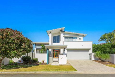 Elliston At Corporate Boardies. - Holiday Find 2