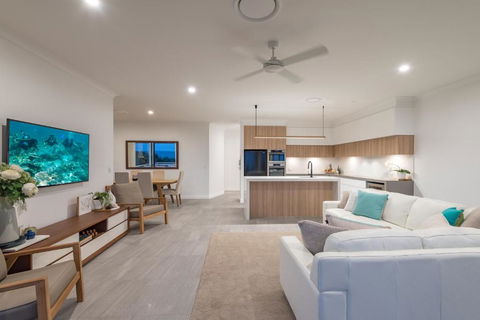 Penthouse Luxe Sunrise Beach - Holiday Find 1