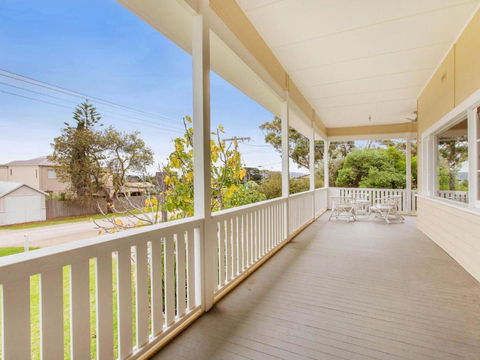 BEACHSIDE GETAWAY DROMANA - Holiday Find 5