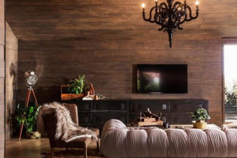 Hardwood House - Holiday Find 0