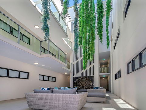 Superior Luxury Apartment In The City - Holiday Find 6