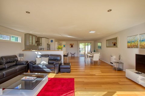 Seaview Apartment - Holiday Find 6