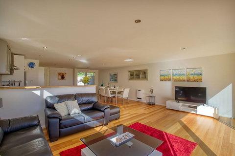 Seaview Apartment - Holiday Find 4