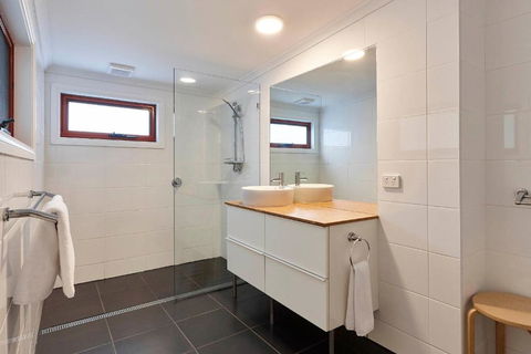 DOLPHIN LOOKOUT COTTAGE Amazing Views Of The Bay Of Fires - Holiday Find 1