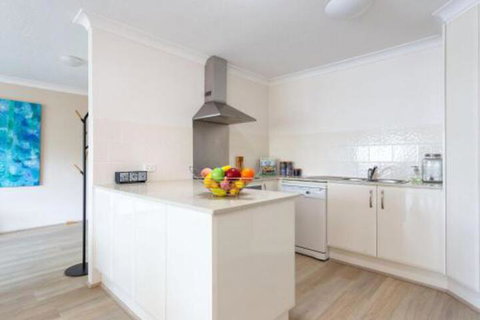 20 Booneroo â€“ Walk To The Beach - Holiday Find 4