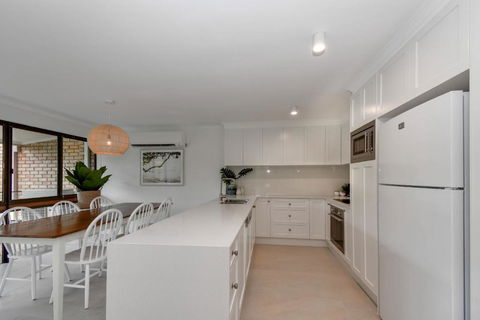 BEAUTIFULLY RENOVATED OCEANSIDE APARTMENT Lamer 9 - Holiday Find 4