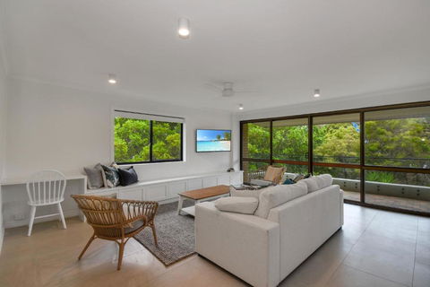 BEAUTIFULLY RENOVATED OCEANSIDE APARTMENT Lamer 9 - Holiday Find 6