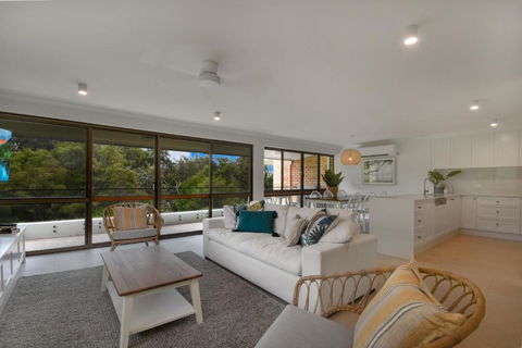 BEAUTIFULLY RENOVATED OCEANSIDE APARTMENT Lamer 9 - Holiday Find 5