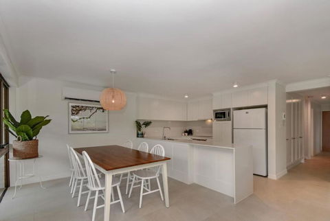 BEAUTIFULLY RENOVATED OCEANSIDE APARTMENT Lamer 9 - Holiday Find 3