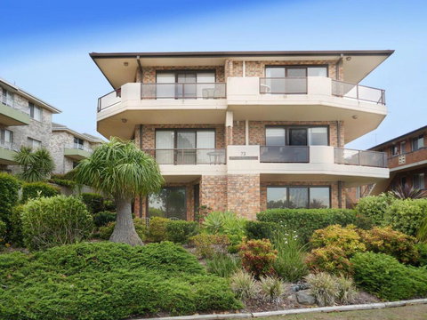 Renas Court 2 - Holiday Find 1