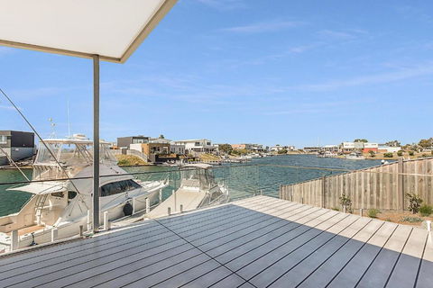 Anchored Access To The Gippsland Lakes - Holiday Find 6