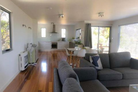 BAY Of FIRES BEACH SHACK Ocean Views From A Modern Beachhouse - Holiday Find 2
