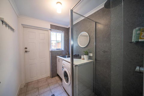 Seascape At Glenelg 3BDRM Luxury WiFi Beach Airport - Holiday Find 2