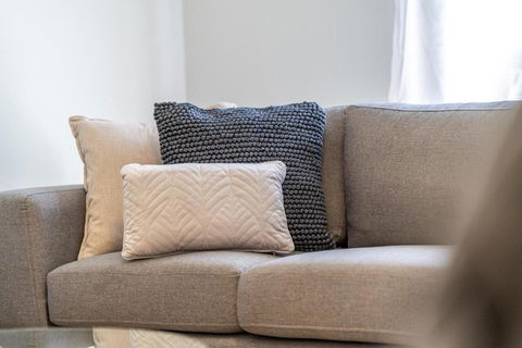 Seascape At Glenelg 3BDRM Luxury WiFi Beach Airport - Holiday Find 4