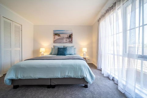 Seascape At Glenelg 3BDRM Luxury WiFi Beach Airport - Holiday Find 1