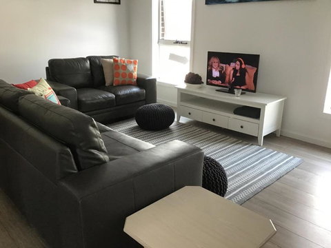 Discover Warilla Bright & Airy Townhouse Near The Beach & Lake - Holiday Find 6