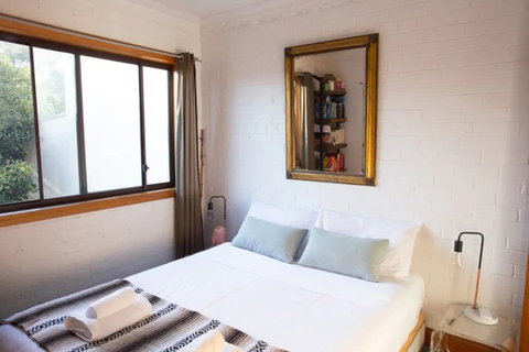 Charming Cottage With Leafy Courtyard - Holiday Find 3