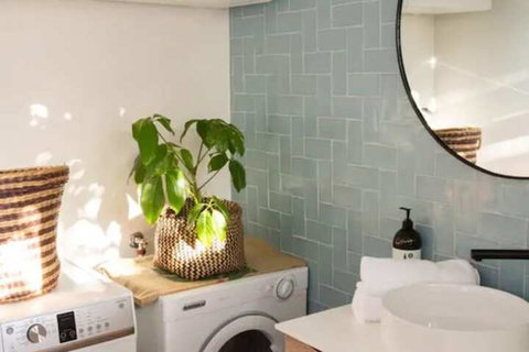 Charming Cottage With Leafy Courtyard - Holiday Find 5