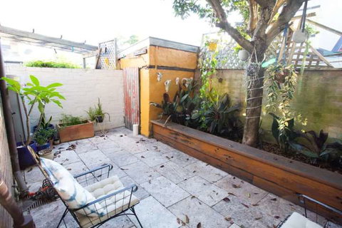 Charming Cottage With Leafy Courtyard - Holiday Find 6