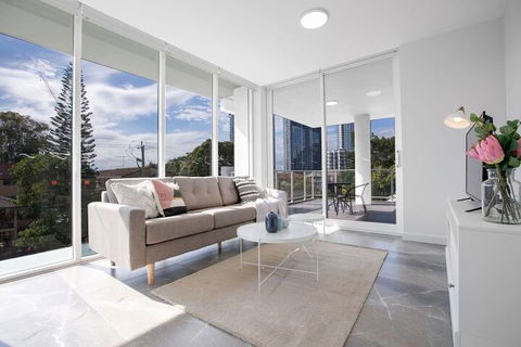 Wow Southport Apartment Near Light Rail Station - Holiday Find 5