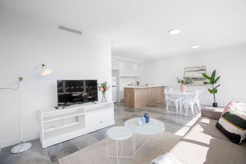 Wow Southport Apartment Near Light Rail Station - Holiday Find 1