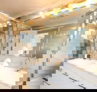 Contemporary 2 Bedroom Beachfront Apartment - Holiday Find