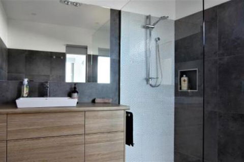 BEACHHOUSE BINALONG Luxury Waterfront Holiday House At Bay Of Fires - Holiday Find 1