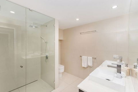 Luxury PoolSide Apartment In Beachfront - Holiday Find 7