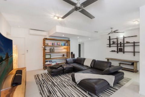 Luxury PoolSide Apartment In Beachfront - Holiday Find 0