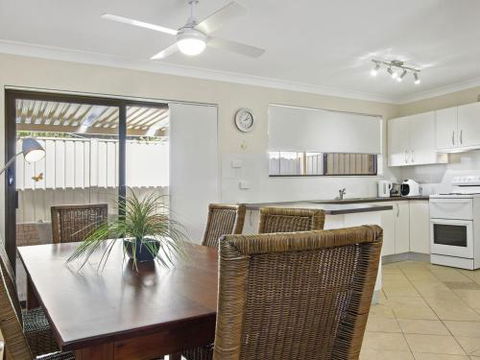 DAVIES STREET MOLLYMOOK 4 / 14 - Holiday Find 2