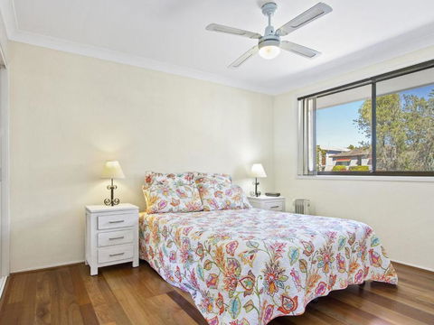 DAVIES STREET MOLLYMOOK 4 / 14 - Holiday Find 6