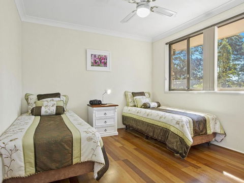 DAVIES STREET MOLLYMOOK 4 / 14 - Holiday Find 3