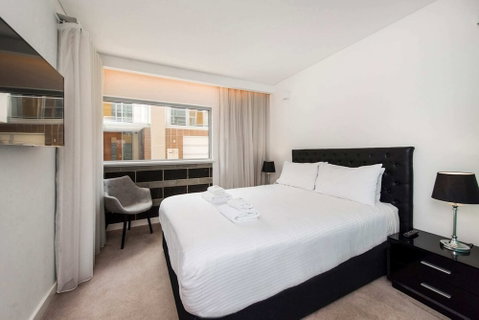 Chic Apartment With Rooftop - Holiday Find 5