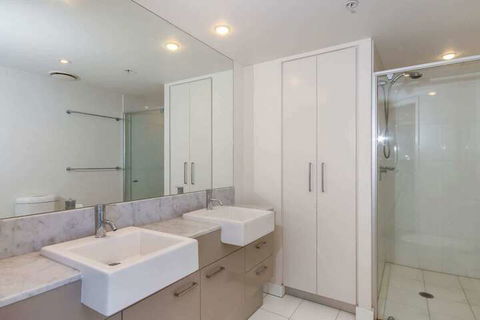 Spacious 3 Bedroom Apartment On The 39th Floor With Pool - Holiday Find 7