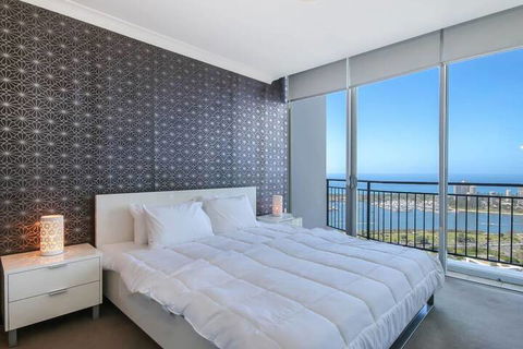 Spacious 3 Bedroom Apartment On The 39th Floor With Pool - Holiday Find 5