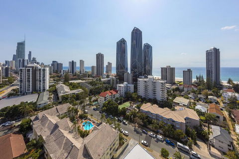 Oaks Gold Coast Hotel - Holiday Find 4