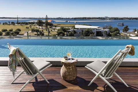 Sky Broadwater Apartments - Holiday Find 1