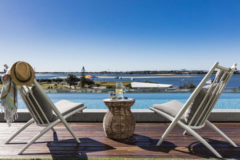 Sky Broadwater Apartments - Holiday Find 4