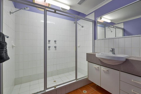 Osprey Holiday Village Unit 112 Vibrant 3 Bedroom Holiday Villa With A Pool In The Complex - Holiday Find 3