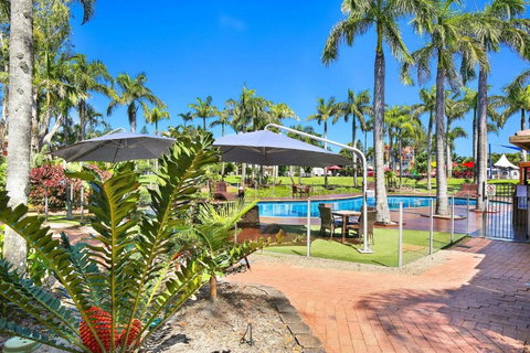Resort Style The Oasis Resort Villa 7 2 Landsborough Pde - Holiday Find 4