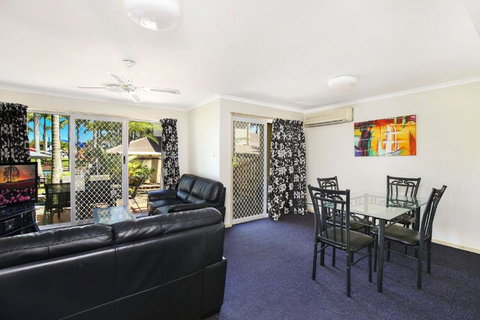Resort Style The Oasis Resort Villa 7 2 Landsborough Pde - Holiday Find 1